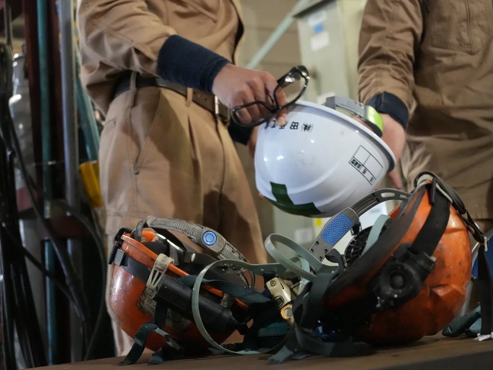 会社が用意する作業用ヘルメットと装備