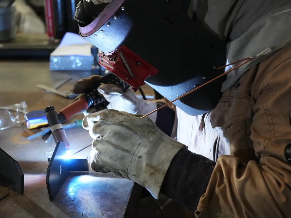 配管を溶接する作業員の手元